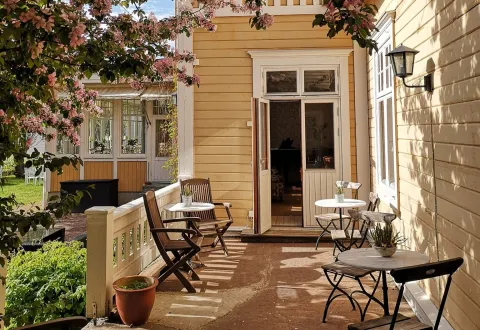 Terrassen med utgång mot trädgården på Korstäppans Herrgård.